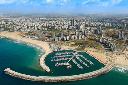 Ashdod es un importante centro industrial de la región. El puerto es el mayor de Israel, desde donde se importa el 60% de los bienes en el país.