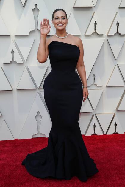 La modelo Ashley Graham, con un modelo corte sirena en negro