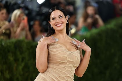 Ashley Graham es la encargada de recibir a los invitados en esta gran noche de la moda