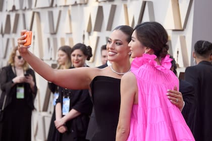 La alfombra roja de los Oscar, un lugar inmejorable para una selfie y eso hicieron la modelo Ashley Graham y la actriz de Locamente millonarios, Gemma Chan