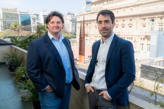 El hijo de un Sir inglés que vino a jugar al polo y creó una empresa que compite contra gigantes