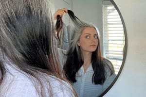 Ashley Sukru dice que tener canas a los 14 años la hizo sentir cohibida, pero ahora comparte su historia para normalizarla.