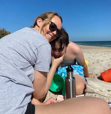 Ashley y su hijo en las playas de Florida