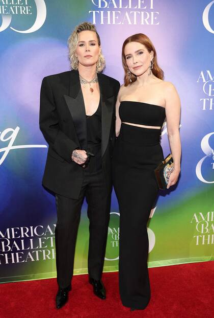 Ashlyn Harris y Sophia Bush asistieron a la Gala de Primavera del American Ballet Theatre 2025 en Cipriani South Street en la ciudad de Nueva York