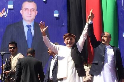 Ashraf Ghani (centro), el presidente que huyó de Afganistán, junto a Amrullah Saleh, en la campaña de 2019
