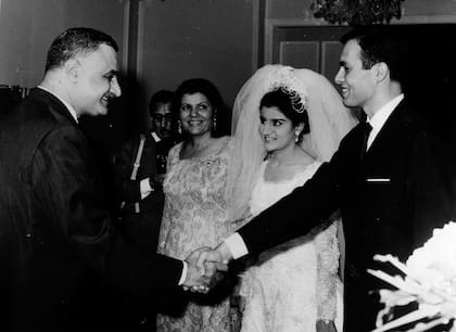 Ashraf Marwan, su mujer, Mona, y su suegro, el presidente egipcio Gamal Abdel Nasser durante la ceremonia de casamiento