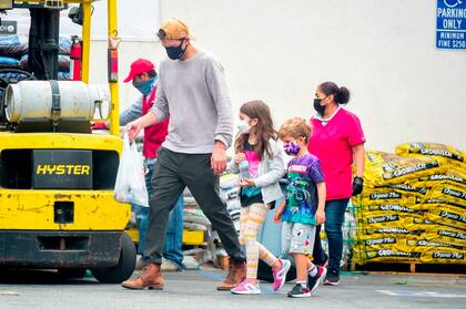 Ashton Kutcher acudió a una ferretería en compañía de sus hijos para recoger algunos suministros en California.