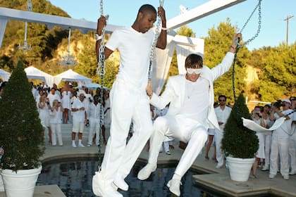 Ashton Kutcher, divirtiéndose en una de las polémicas fiestas de blanco de Sean "Diddy" Combs