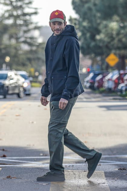 Ashton Kutcher disfrutando de sus días de soledad en Los Ángeles
