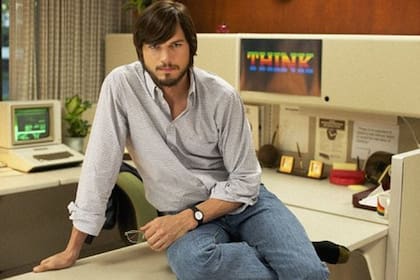 Ashton Kutcher interpretó a Steve Jobs en la película biográfica del genio de la manzana, titulada jOBS