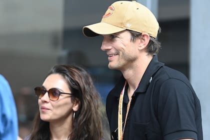 Ashton Kutcher junto a su pareja, Mila Kunis 