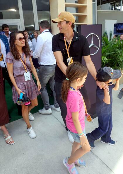 Ashton Kutcher, Mila Kunis y sus hijos Wyatt y Dimitri disfrutan del evento al aire libre