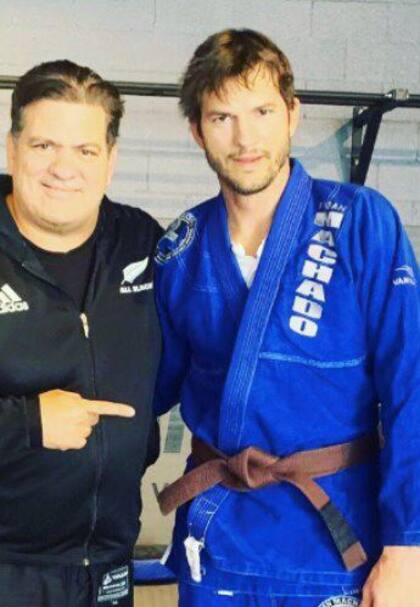 Ashton Kutcher practica Jiujitsu brasilero y está a punto de lograr su cinturón negro