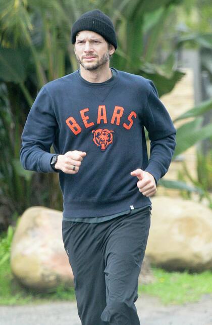 Ashton Kutcher salió a correr el domingo en Los Ángeles con un buzo de los Bears, pantalones sueltos y gorro de lana