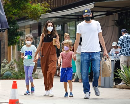 Ashton Kutcher y Mila Kunis caminan de la mano con sus hijos Wyatt y Dimitri durante una visita al mercado Erewhon en Studio City, en California