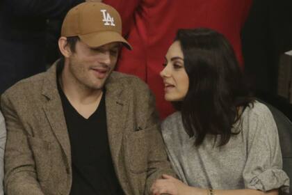 Ashton Kutcher y Mila Kunis, disfrutando de un partido de los Lakers