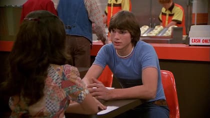 Ashton Kutcher y Mila Kunis en una escena de la serie That ‘70s Show