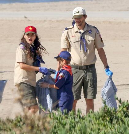 Ashton Kutcher y Mila Kunis limpiaron las playas de Los Angeles