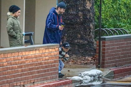 Ashton Kutcher y Mila Kunis parecen haber transmitido sus genes humorísticos a sus hijos cuando se ve a uno de sus niños disfrutando de un salto en un charco para salpicar a su padre