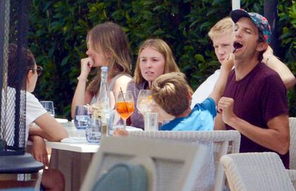 Ashton Kutcher y Mila Kunis sonríen en un almuerzo familiar en Santa Bárbara. Ashton admitió recientemente que luchó contra la "vasculitis" en 2020, una rara enfermedad autoinmune y que desde entonces se ha recuperado por completo