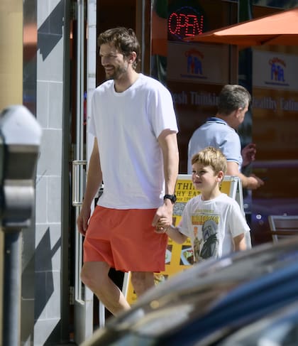 Ashton optó por un look informal: camiseta, pantalones cortos y zapatillas deportivas, para pasear junto a su hijo