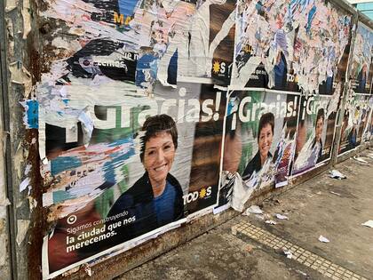 Así amanecieron los carteles de Mayra Mendoza en Quilmes, tras la derrota del Frente de Todos en las PASO
