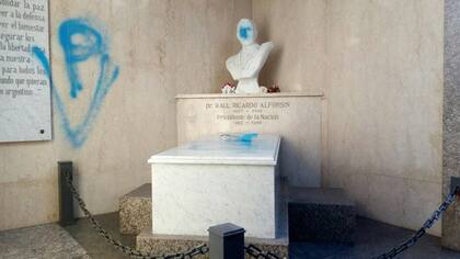 Así amaneció el mausoleo.