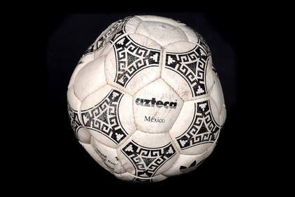 Así aparece hoy el balón utilizado durante el segundo tiempo del Argentina 2 vs. Inglaterra 1 del estadio Azteca; la subasta tendrá una definición este miércoles.