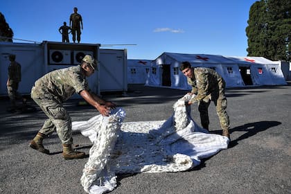 Desde el agravamiento de la pandemia, la Sastrería Militar se concentra en la confección de barbijos, sábanas y camisolines descartables para distribuir en los hospitales