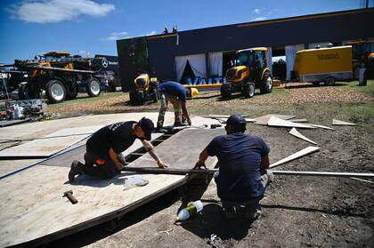 Así armaban un stand de la muestra en San Nicolás