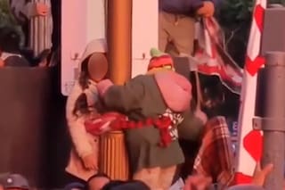 Ataron a sus hijos a un poste de luz para ver el recital que dio la Mona Jiménez en el Obelisco