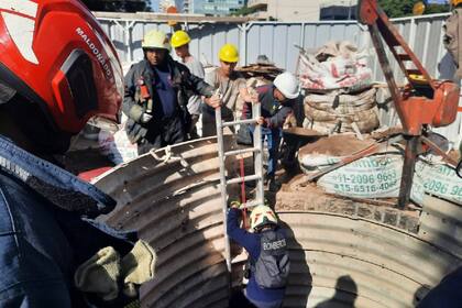 Así bajaban los bomberos a rescatar al operario