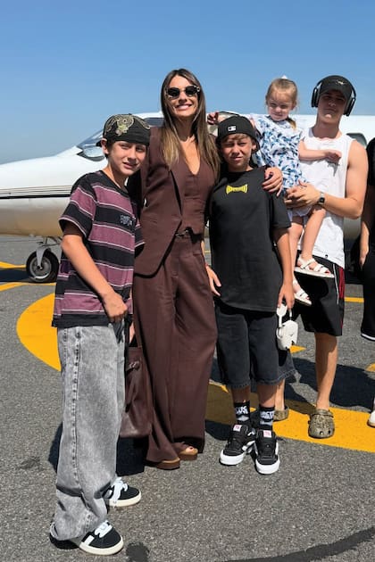 Así comenzó el verano, rumbo a Punta del Este, rodeada de sus cuatro hijos Bautista (con Anita en brazos) Beltrán y Benicio