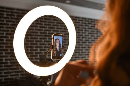 Así como el éxito del algoritmo de TikTok señala hoy una tendencia clara de los medios, también es una muestra de cómo los modelos que integran la IA disrumpen los negocios.