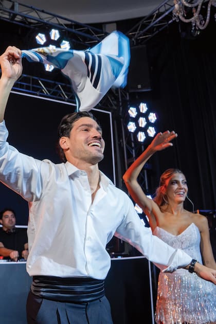 Así como ella lanzó al aire veinte
brazaletes de Pandora para sus más amigas, Nicolás regaló una camiseta de la selección
argentina y tres pelotas de fútbol