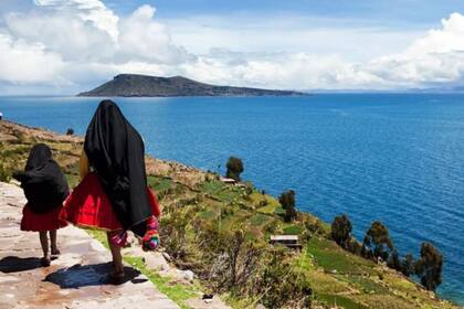 Así como los hombres transmiten sus habilidades para tejer a sus hijos, las mujeres enseñan a sus niñas a elaborar cinturones