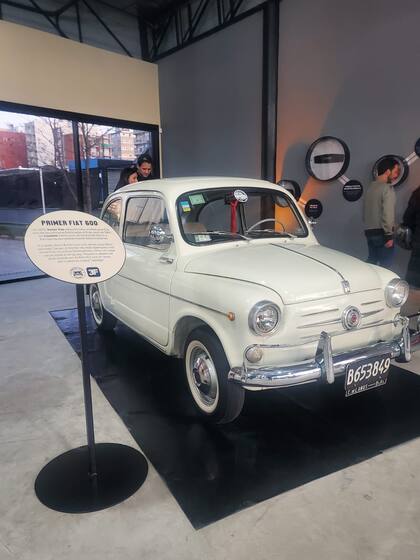 Así como se exhibe al auto en sus distintas versiones, también se exponen fotografías de la planta de producción nacional, cartas y otros documentos que se desprenden del boom del modelo.