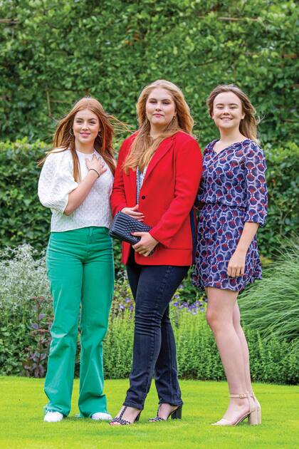 Así como ya hace años impactaron sus hermanas en su paso de niñas a mujeres, esta vez fue Ariane quien llamó la atención por cuanto creció del año pasado a esta parte y por la coquetería que ya demuestra, heredada de su madre. Derecha: un recuerdo de las princesitas, cuando aún se vestían con la misma ropa, en Villa Eikenhorst, donde sus padres decidieron criarlas cerca de la naturaleza y lejos de los flashes. Allí vivieron quince años.