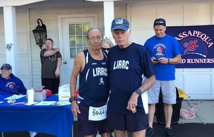 Así comparte su pasión con otros miembros del Long Island Road Runners Club
