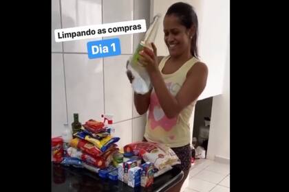 Así de feliz se ve desinfectando las compras