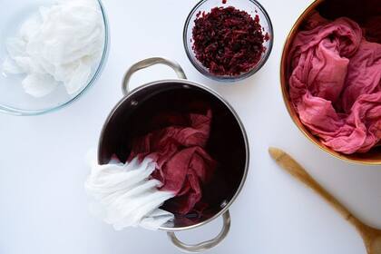 Así debería quedar sumergida la tela para teñirla