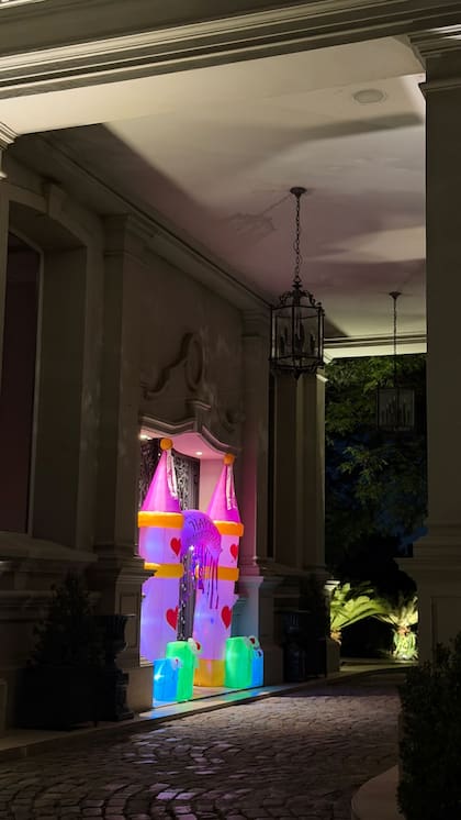 Así decoraron el ingreso a la vivienda para el cumpleaños de Magnolia