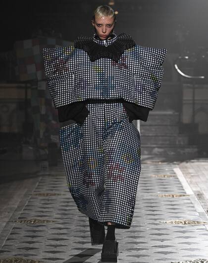 Así desfiló Delfi Pérez para Anrealage en Paris Fashion Week