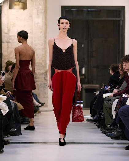 Así desfiló Mayer en la presentación de la diseñadora japonesa Mame Kurogouchi en Paris Fashion Week