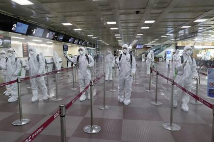 Así desinfectan un aeropuerto en Corea del Sur