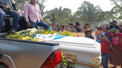 Así despidieron amigos, familiares y fanáticos a Farruko Pop (@aztecanoticias)