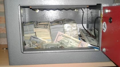 La policía encontró armas y dinero