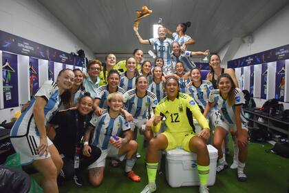 Así disfruta Falfán (8, derecha), como sus compañeras, disputar la Copa América; el festejo en el vestuario tras el 1-0 sobre Venezuela que clasificó a la Argentina para una semifinal de Colombia 2022.