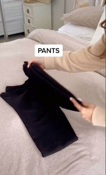 Así dobla la tiktoker los pantalones dentro de su equipaje
