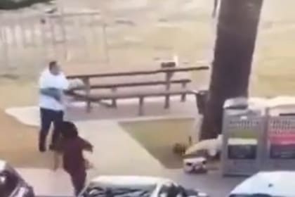 Así el momento en que un civil neutralizó a uno de los terroristas de Bondi Beach